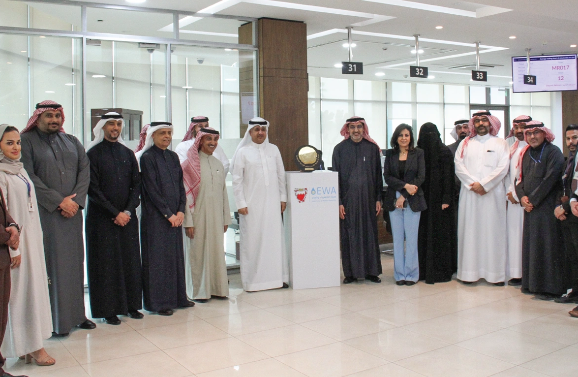 هيئة الكهرباء والماء تتسلم الدرع الذهبي بمناسبة حصول مركز خدمات المشتركين بمدينة زايد على تصنيف الفئة الذهبية