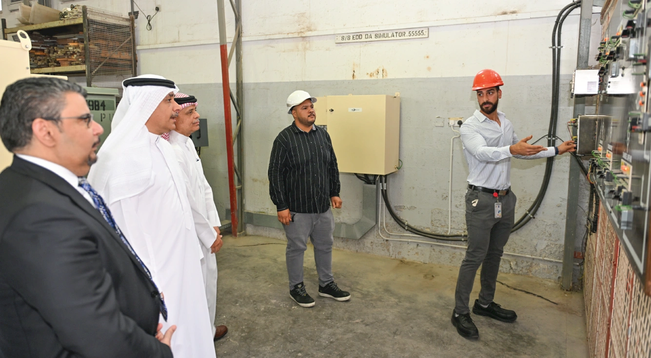 EWA president, Electricity Minister inspect emergency center in Capital Governorate